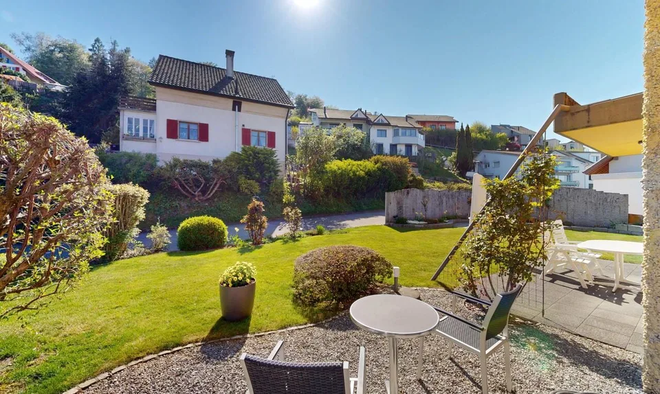 Haus mit einzigartiger Architektur und grossem Gartenparadies