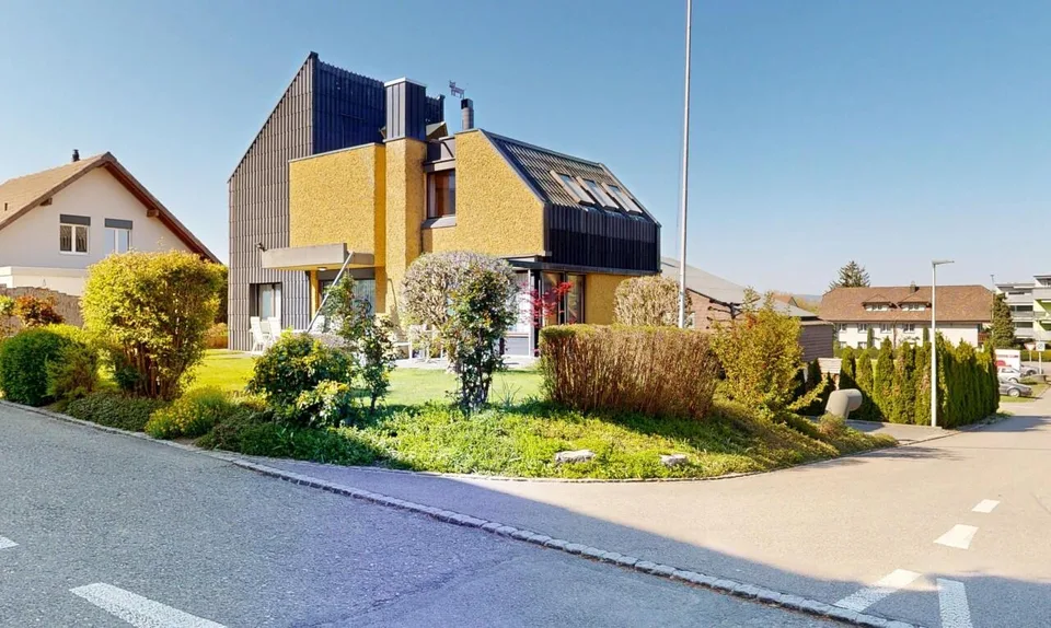 Maison avec une architecture unique et un grand paradis de jardin