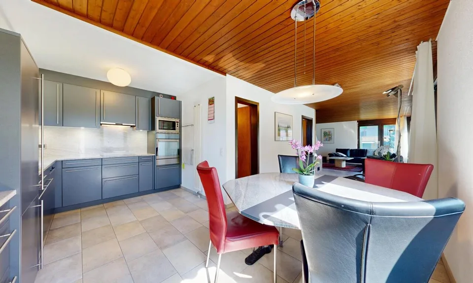Maison avec une architecture unique et un grand paradis de jardin