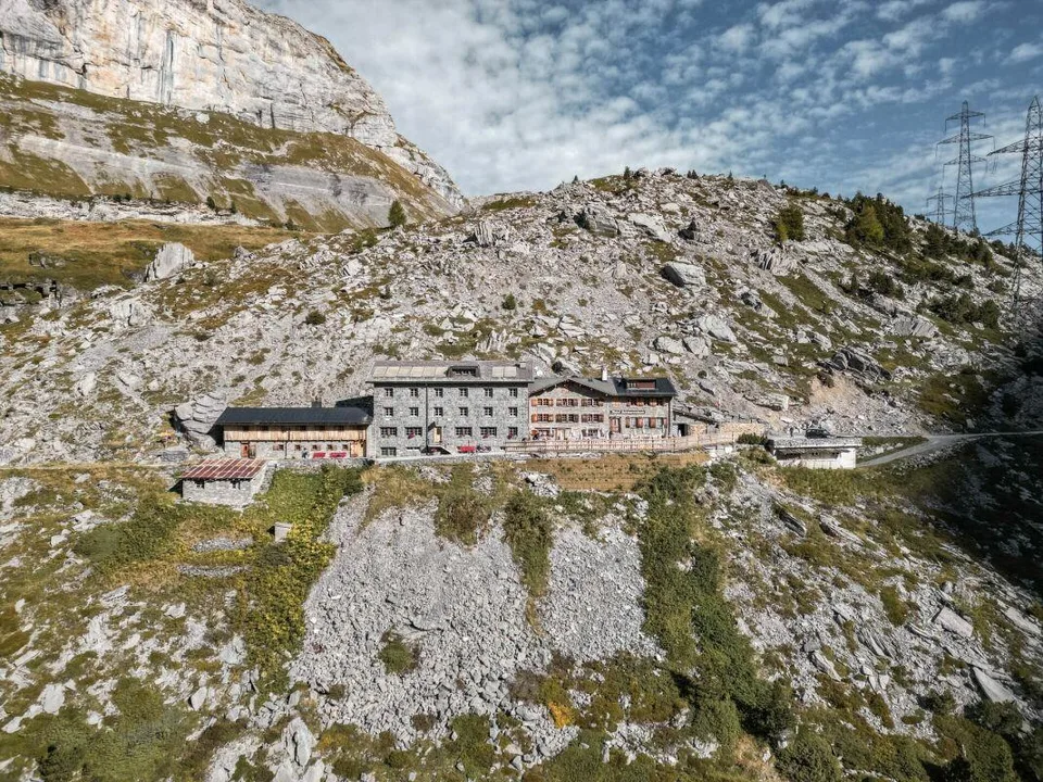 Historisches Berghotel Schwarenbach inmitten der imposanten Berner ...