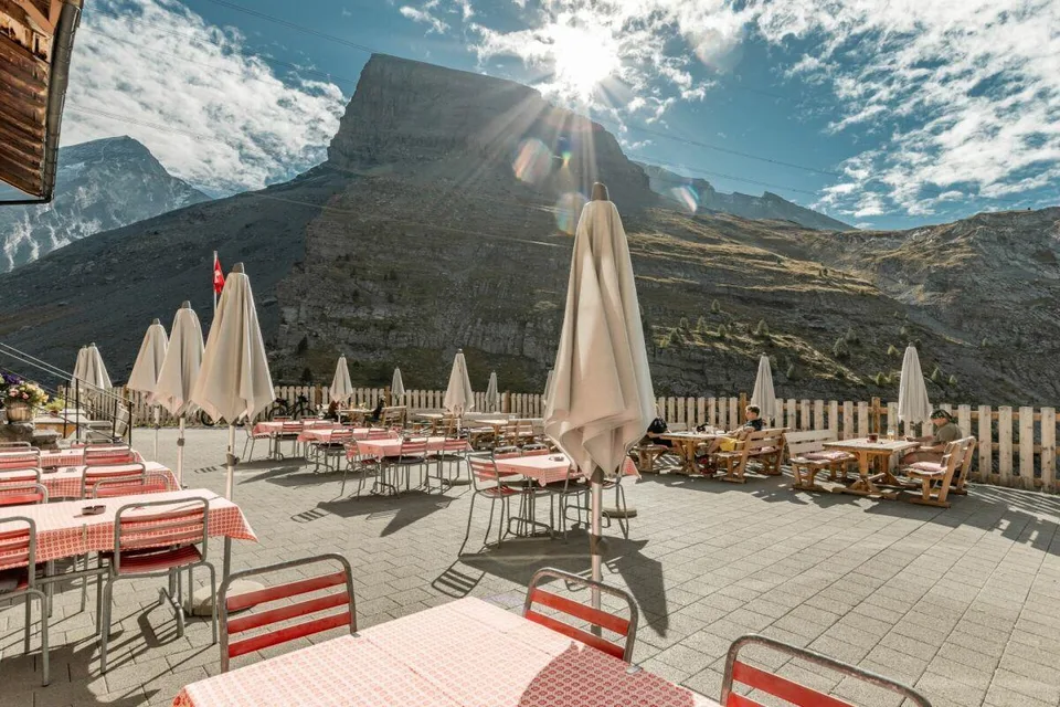 Historisches Berghotel Schwarenbach inmitten der imposanten Berner ...