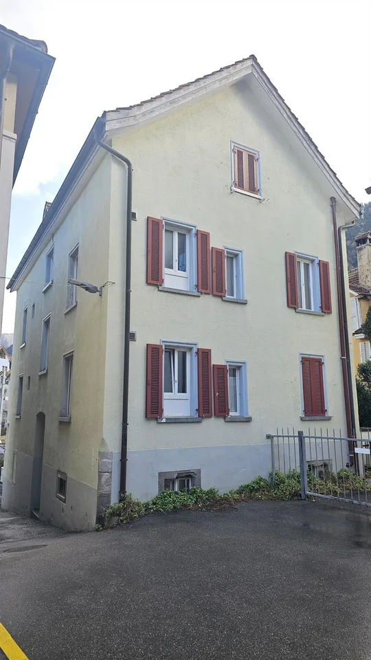 Wohn- und Geschäftshaus mit Anbau