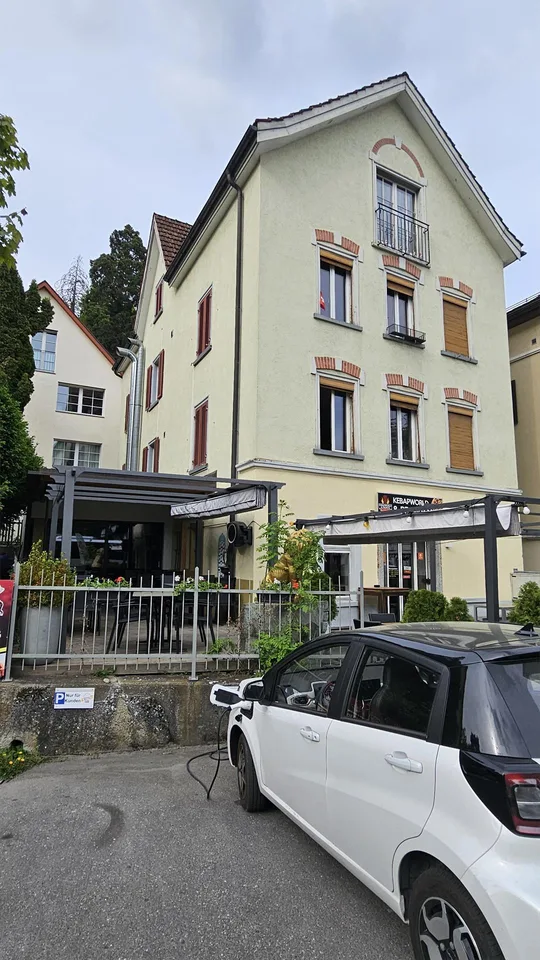 Wohn- und Geschäftshaus mit Anbau