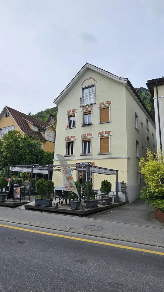 Wohn- und Geschäftshaus mit Anbau