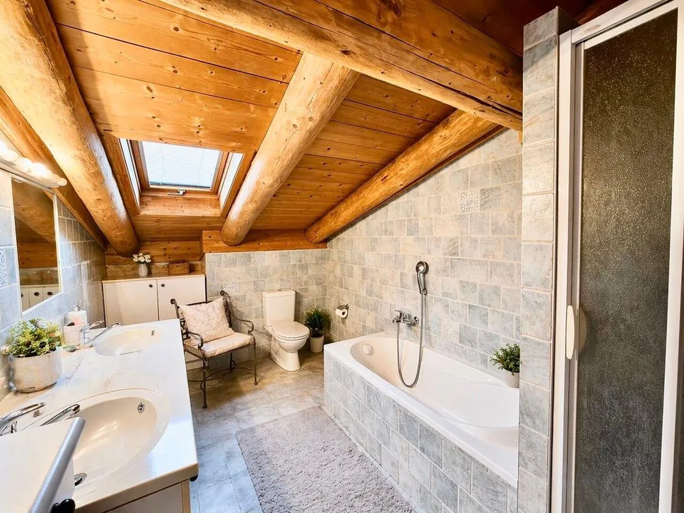 MAISON INDIVIDUELLE D'EXCEPTION EN RONDINS DE BOIS – photo 9 sur 13