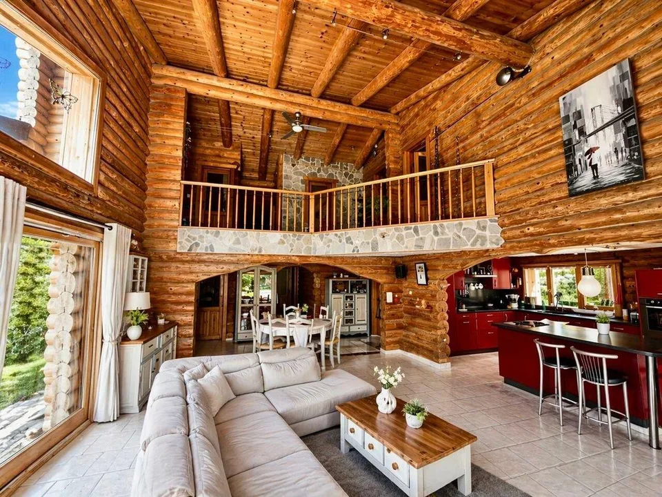 MAISON INDIVIDUELLE D'EXCEPTION EN RONDINS DE BOIS