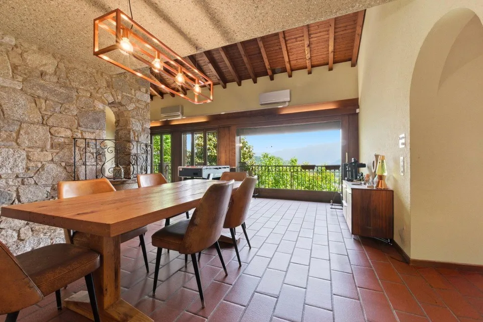 Eleganza e panorama: villa con vista lago e privacy | Elegance and ...