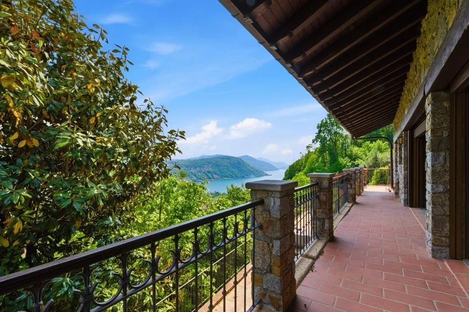 Eleganza e panorama: villa con vista lago e privacy | Elegance and ...