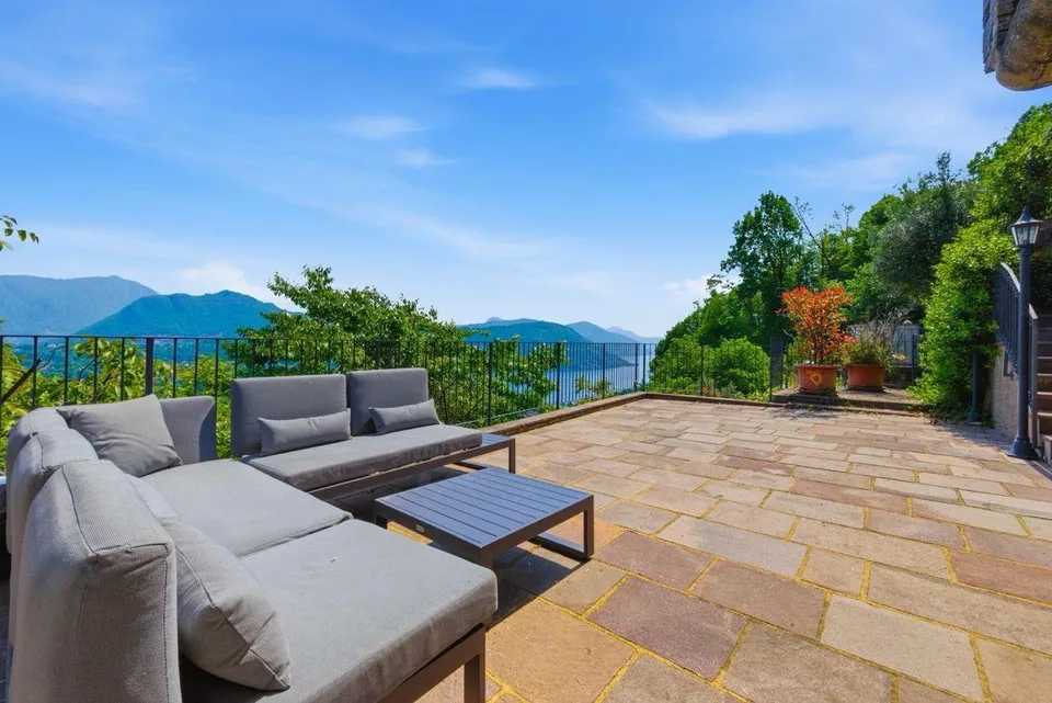 Eleganza e panorama: villa con vista lago e privacy | Elegance and ...