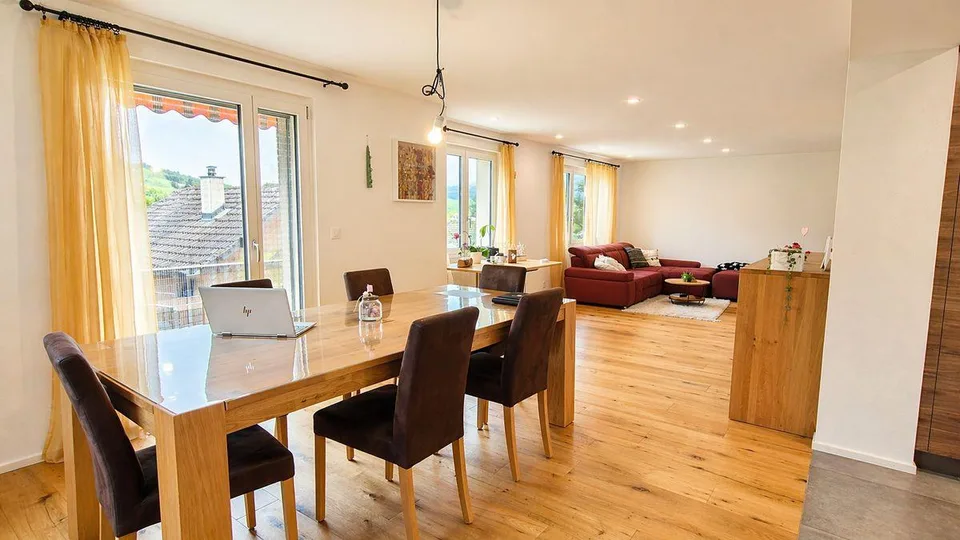 Maison familiale spacieuse avec beaucoup d'espace et un terrain de 924 m² à Reigoldswil