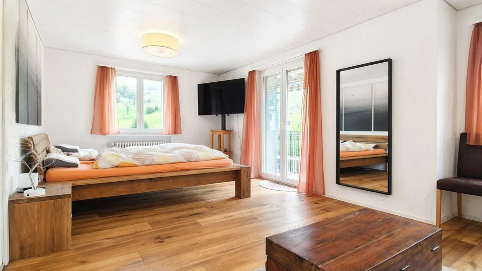 Maison familiale spacieuse avec beaucoup d'espace et un terrain de 924 m² à Reigoldswil