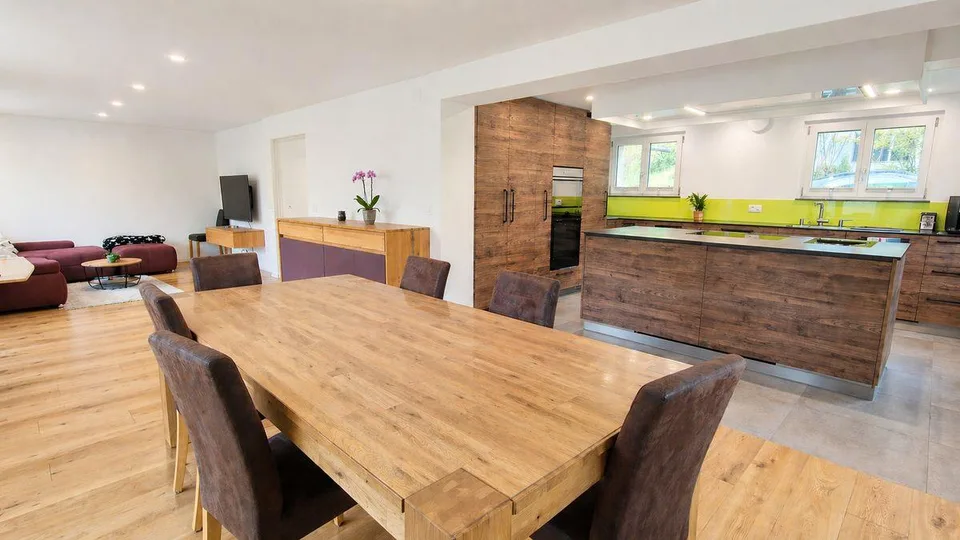 Grosszügiges Familienhaus mit viel Platz und 924 m² Grundstück in R...