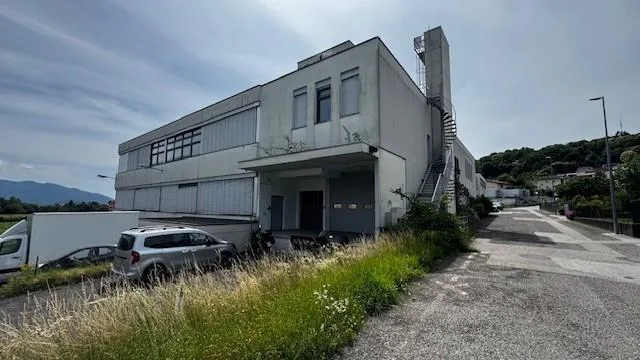 VENDESI AMPIO CAPANNONE/DEPOSITO COMMERCIALE/INDUSTRIALE – photo 7 sur 10