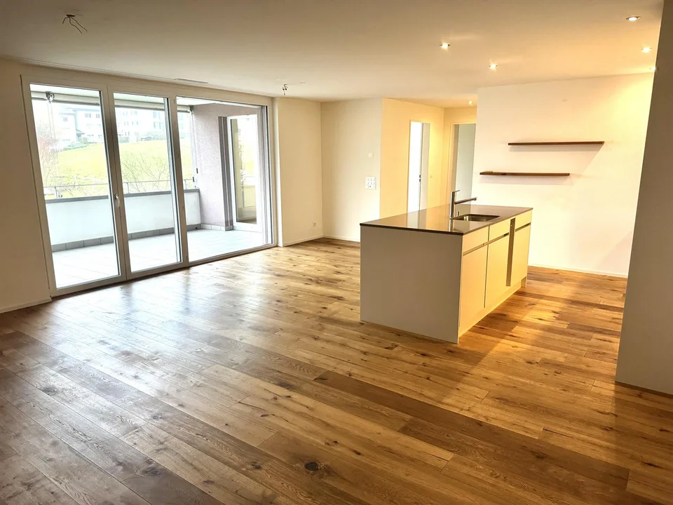 Helle 3.5 Zimmer Wohnung mit Sicht auf Berge zu verkaufen!