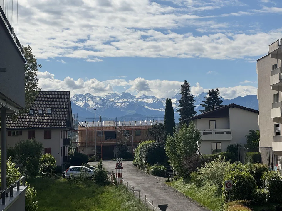 Helle 3.5 Zimmer Wohnung mit Sicht auf Berge zu verkaufen!