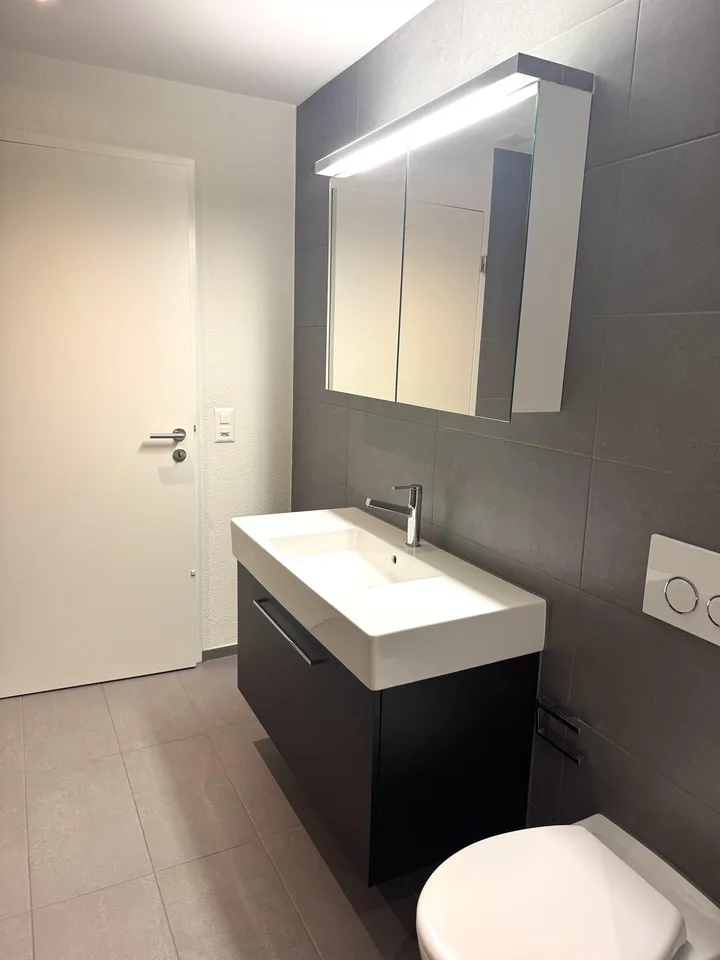 Helle 3.5 Zimmer Wohnung mit Sicht auf Berge zu verkaufen!
