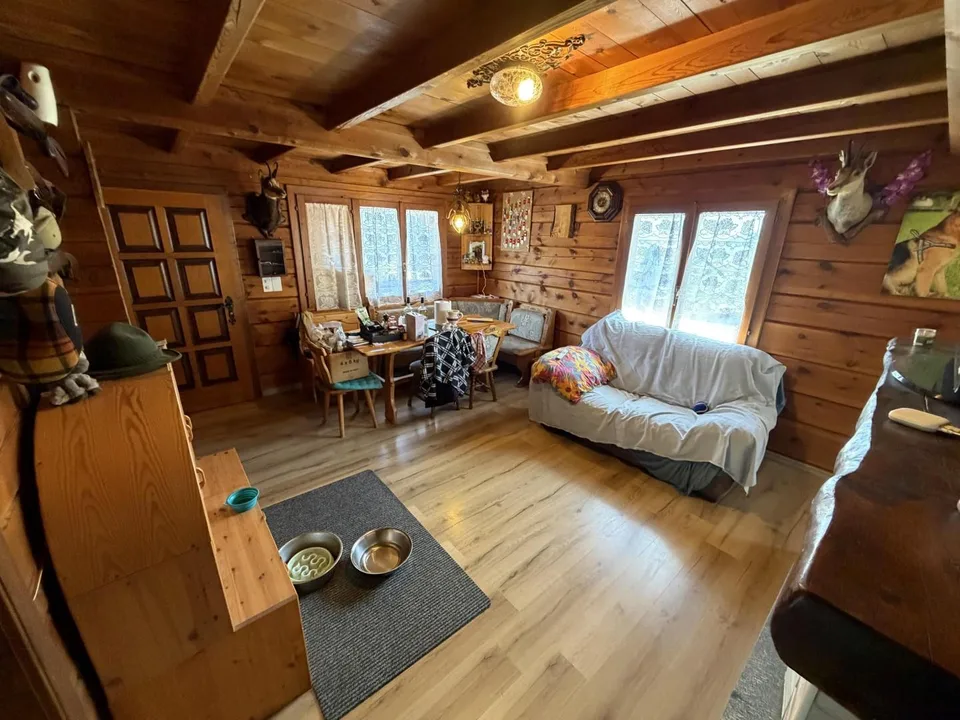 Chalet mit zwei 3-Zimmer-Wohnungen, großem Bauland an sehr sonniger...