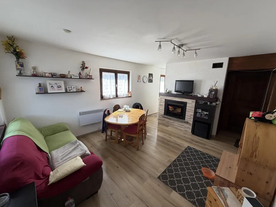Chalet mit zwei 3-Zimmer-Wohnungen, großem Bauland an sehr sonniger...