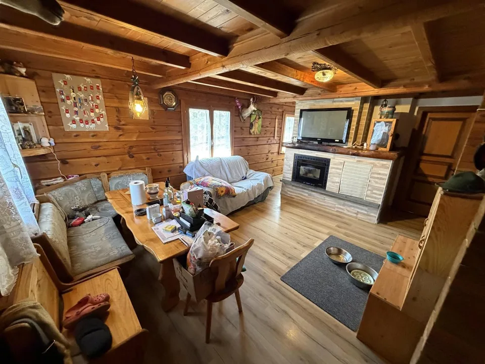 Chalet mit zwei 3-Zimmer-Wohnungen, großem Bauland an sehr sonniger...