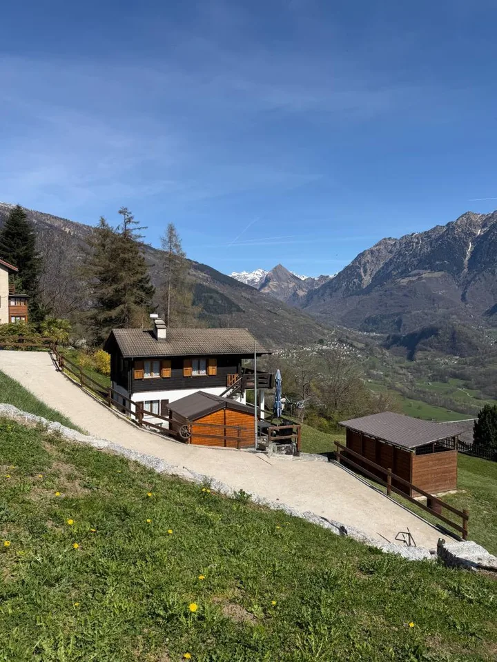 Chalet mit zwei 3-Zimmer-Wohnungen, großem Bauland an sehr sonniger...