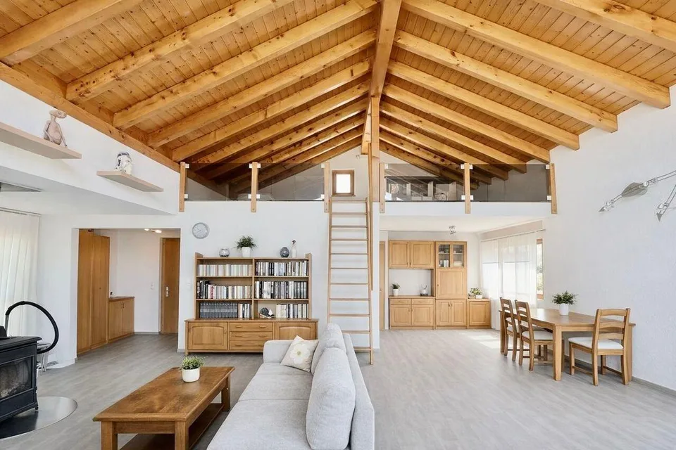 MAISON INDIVIDUELLE AVEC PANORAMA À COUPER LE SOUFFLE SUR LA PLAINE