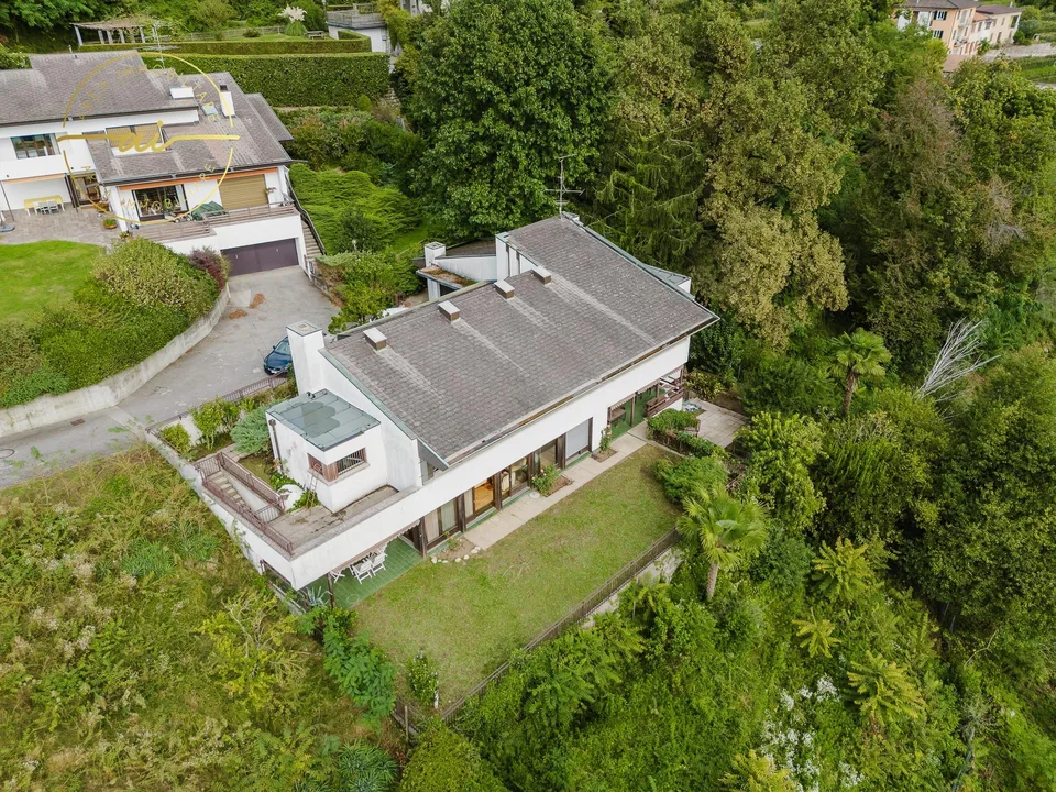 PRESTIGIOSA VILLA CON VISTA PANORAMICA A MORBIO