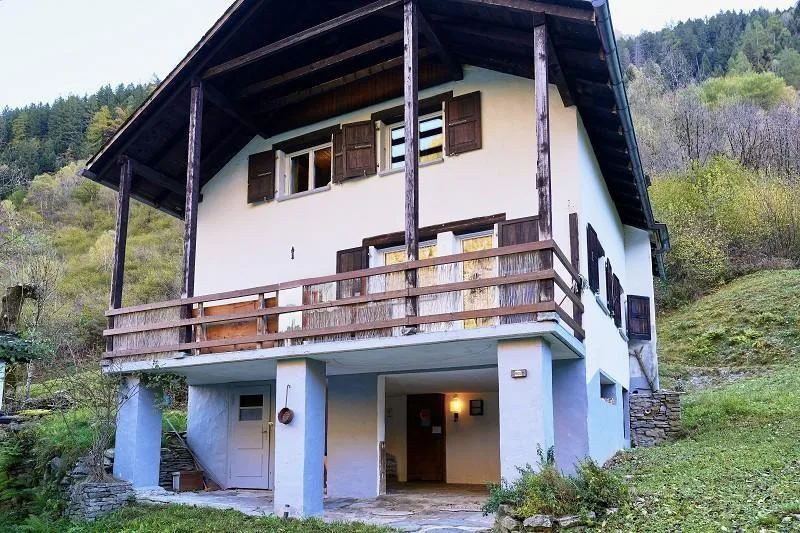 5 1/2-Zimmer-Chalet mit grossem Umschwung an sehr ruhiger, sonniger...