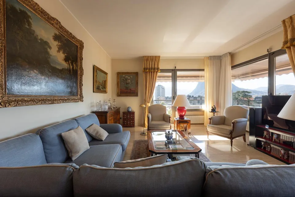 Attico elegante con vista parziale sul lago di Lugano