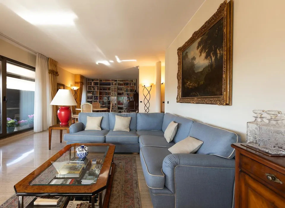 Attico elegante con vista parziale sul lago di Lugano