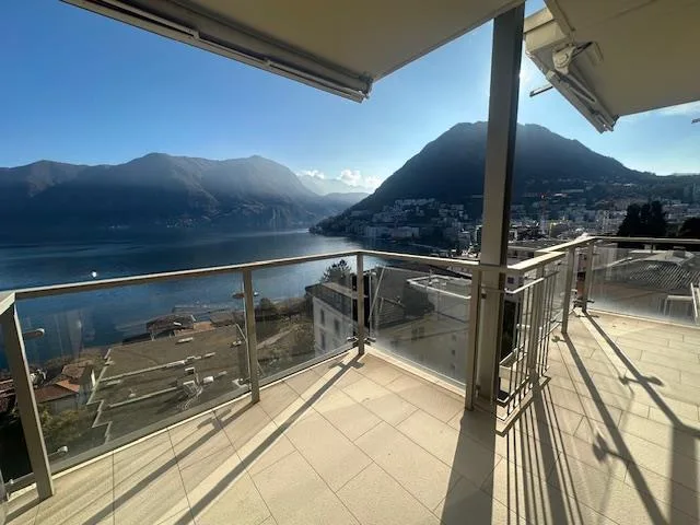 "Elegante appartamento di 5 locali con vista lago a Lugano"
