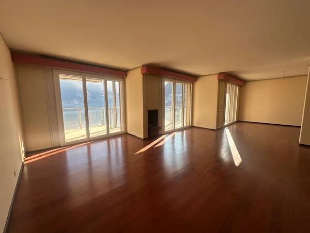 "Elegante appartamento di 5 locali con vista lago a Lugano"