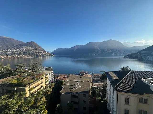 "Elegante appartamento di 5 locali con vista lago a Lugano"