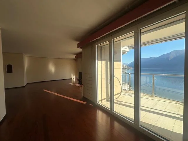 "Elegante appartamento di 5 locali con vista lago a Lugano"