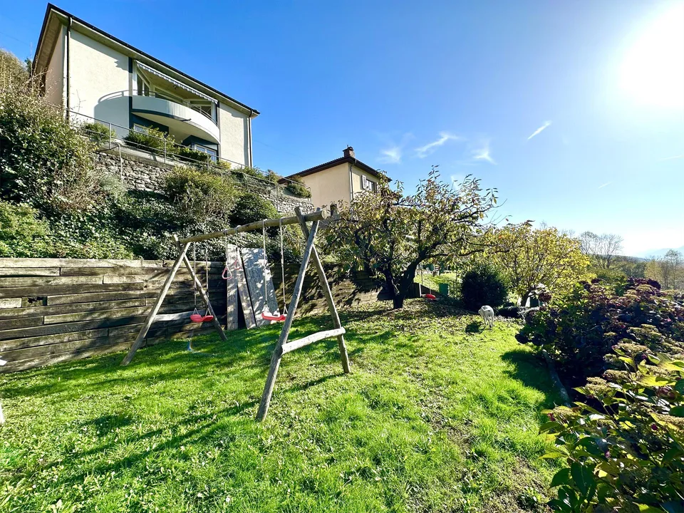 Affascinante casa unifamiliare da 4.5 locali con terreno edificabile .