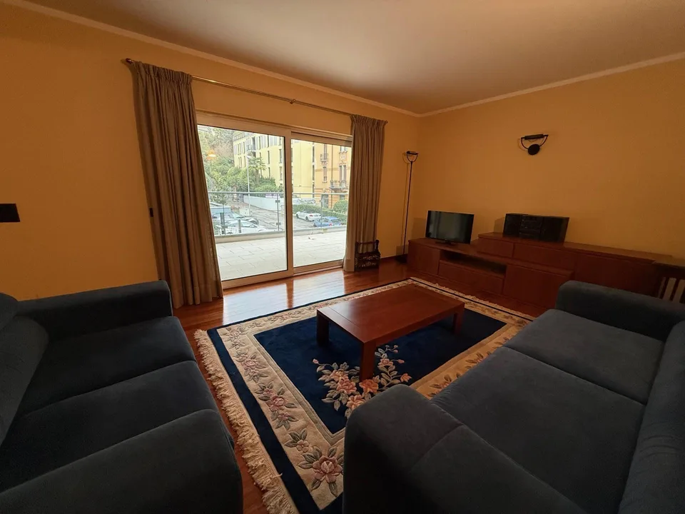 "Elegante appartamento 2.5 locali con balcone a Lugano"