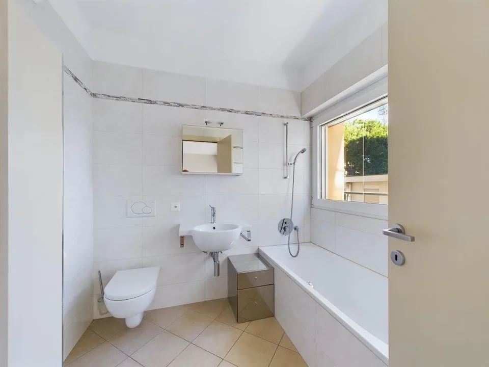 "Elegante appartamento di 3.5 locali con garage a Lugano"