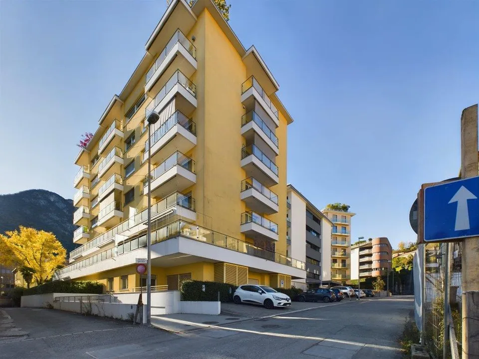 "Elegante appartamento di 3.5 locali con garage a Lugano"