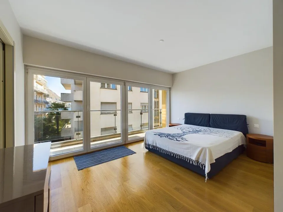 "Elegante appartamento di 3.5 locali con garage a Lugano"