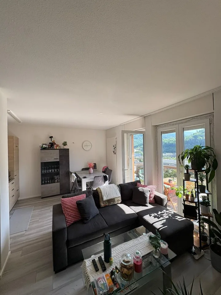 "Luminoso appartamento di 2.5 locali con vista aperta a Taverne"