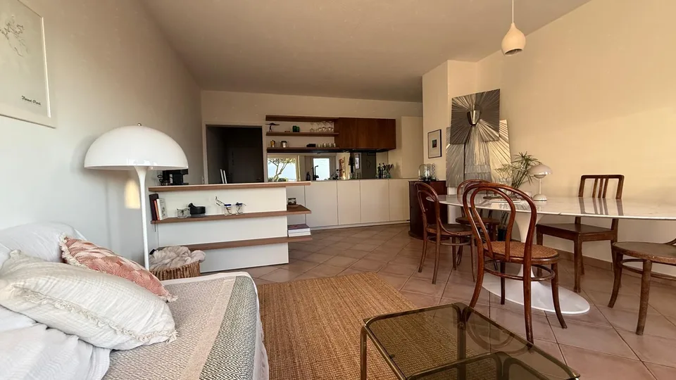 "Elegante appartamento 4.5 locali con giardino privato a Lugano"