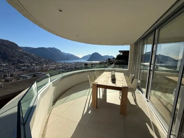 "Splendido appartamento 4.5 locali con piscina privata e vista Lago"