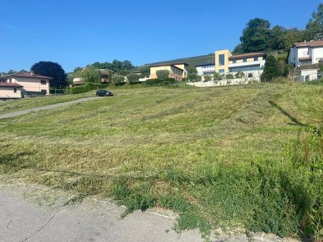 TERRENO DI 600 MQ CON LICENZA PER UNA VILLA A STABIO