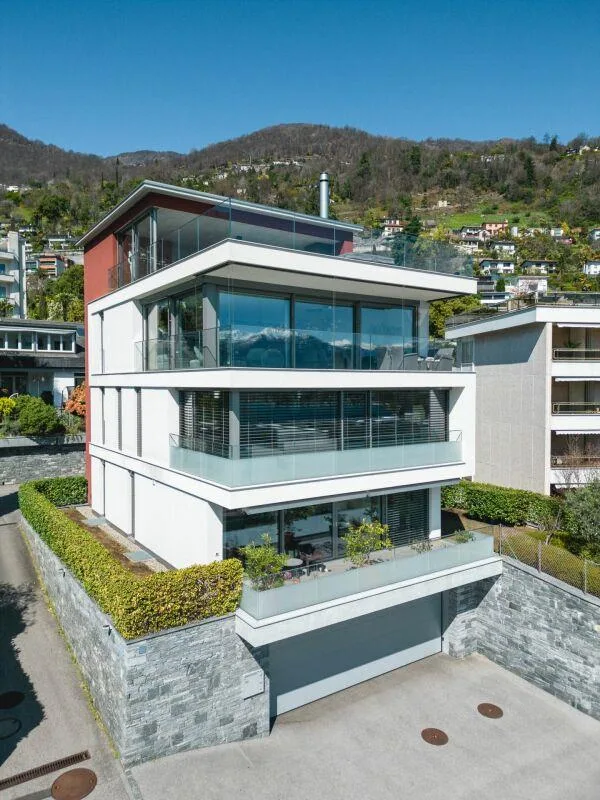 ZU VERKAUFEN IN MINUSIO - moderne Zweifamilienvilla mit Seeblick