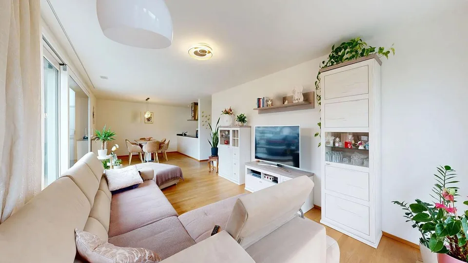 Lichtdurchflutete 4.5-Zimmer-Wohnung mit Einstellhallenplatz