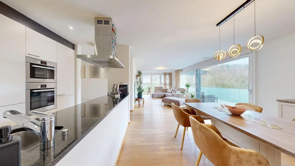 Lichtdurchflutete 4.5-Zimmer-Wohnung mit Einstellhallenplatz
