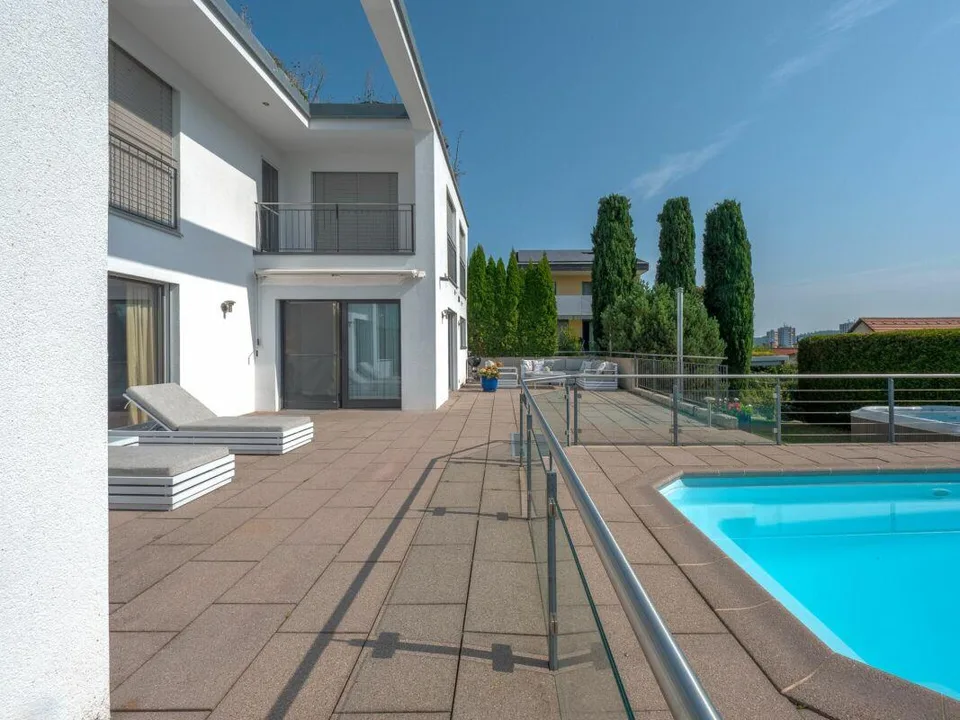 Moderne Wohnperle - freistehendes 6.5 Z' EFH mit Pool, Sauna und Wh...