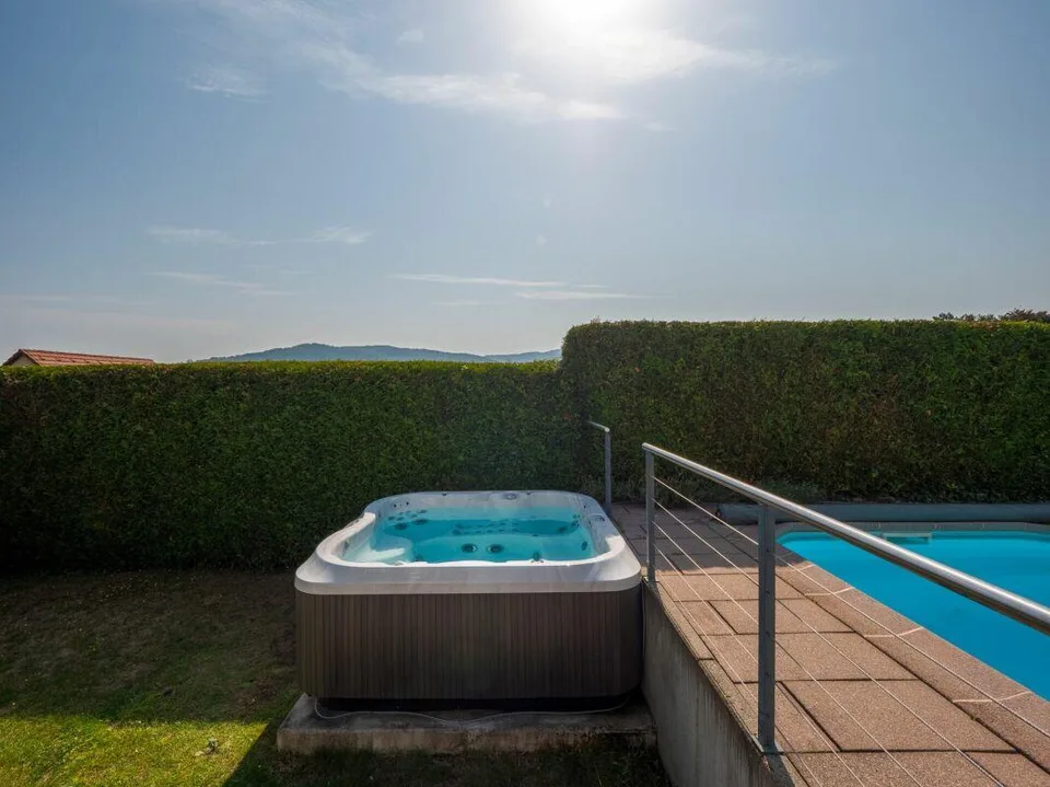 Moderne Wohnperle - freistehendes 6.5 Z' EFH mit Pool, Sauna und Wh...