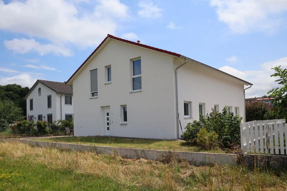 6 ½ - Zimmer-Einfamilienhaus mit 2 - Zimmer Einliegerwohnung (rolls...