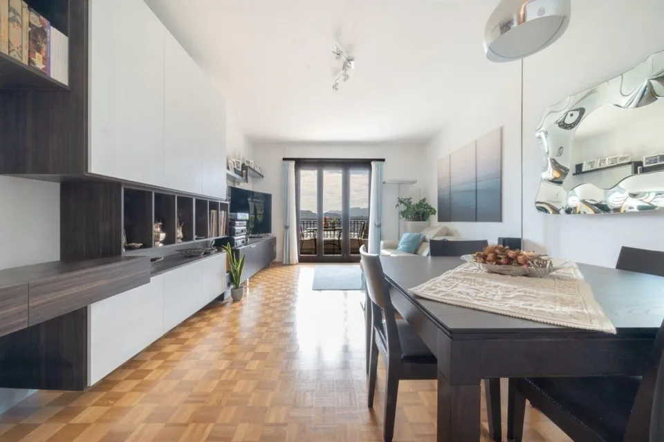Traumhafter Seeblick, umgeben von ruhigem Grün | Elegante appartame...