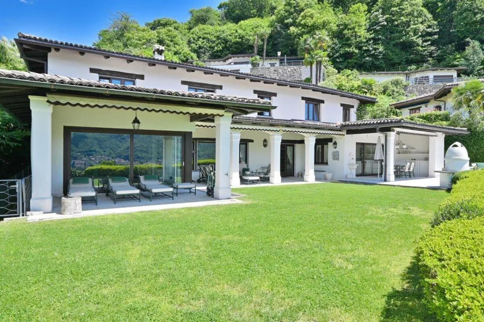 Splendida villa con fascino mediterraneo, piscina e fantastica vist...